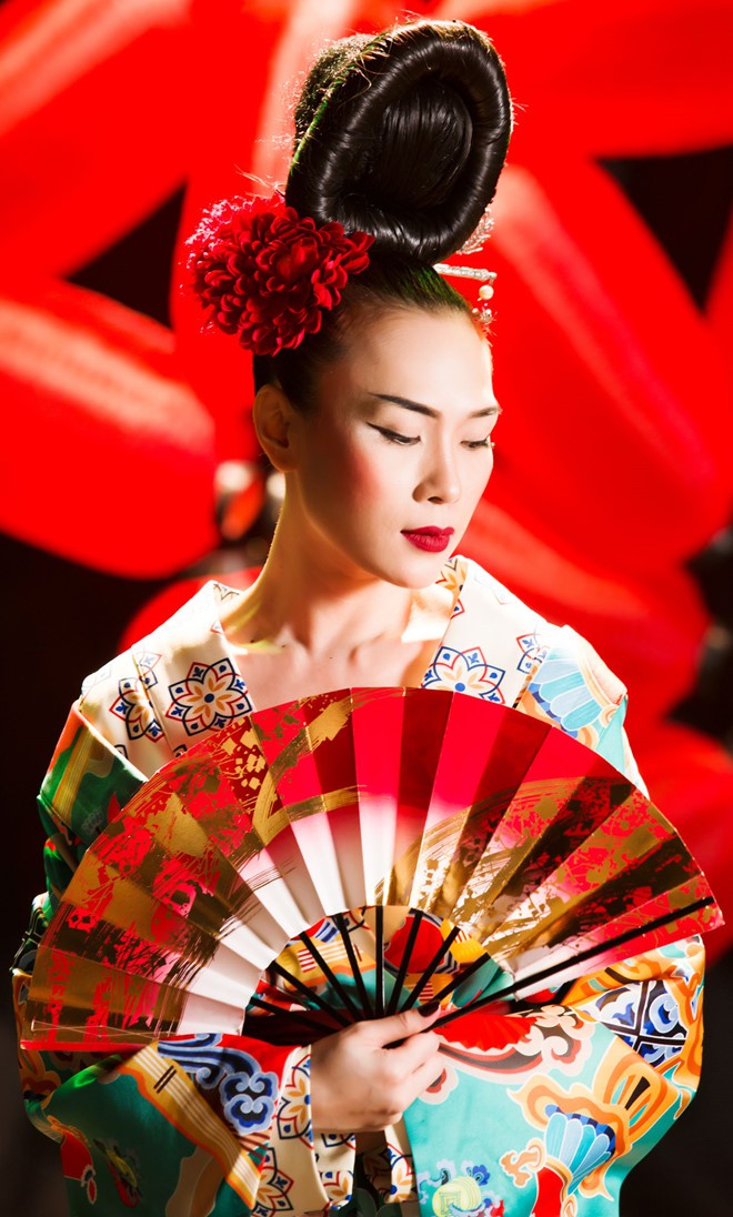 Để vạt phải đè lên vạt trái, Mỹ Tâm bị cho là mặc kimono theo kiểu của người đã khuất trong MV mới