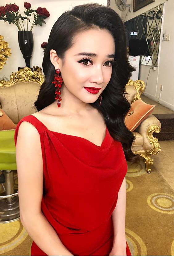 Giữa tâm bão scandal, Nam Em nằm viện, Trường Giang mệt mỏi còn Nhã Phương xuất hiện lộng lẫy như nữ thần Giữa tâm bão scandal, Nam Em nằm viện, Trường Giang mệt mỏi còn Nhã Phương xuất hiện lộng lẫy như nữ thần