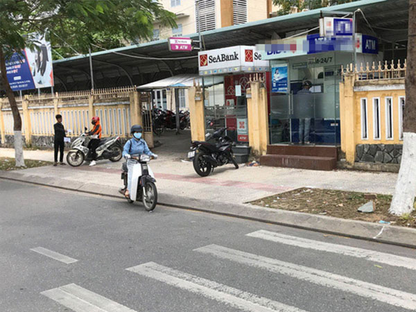 Bắt quả tang 2 người Trung Quốc lắp camera trộm mã pin ATM