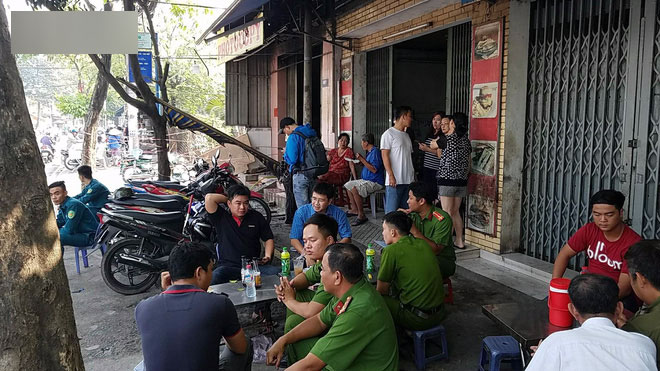 Cha đã trùm chăn nhúng nước bảo vệ nhưng sau khi được cứu thoát, cậu bé vẫn qua đời do quá yếu