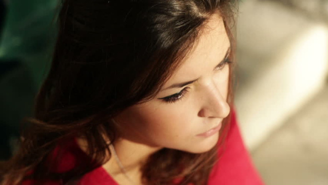 Cầm những tấm ảnh mà văn phòng thám tử gửi đến, tôi chết điếng người vì thân phận thật của bạn trai