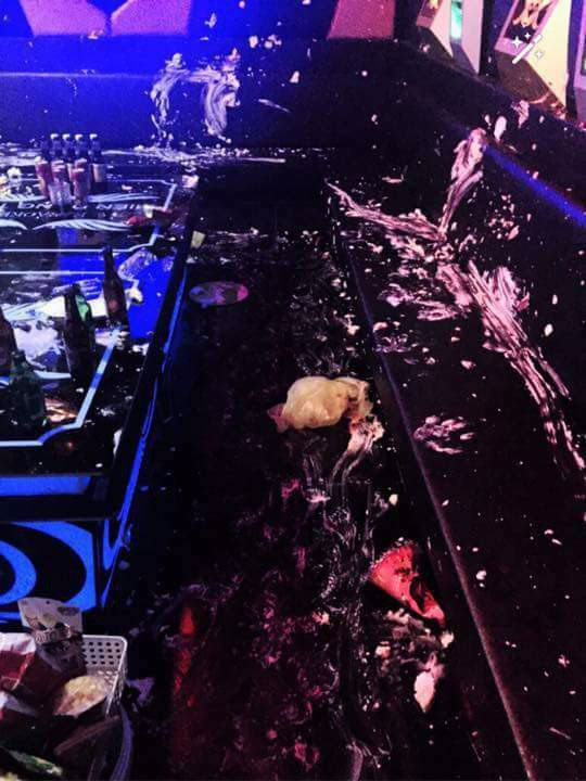 Nỗi lòng nhân viên quán Karaoke: Khi khách biến phòng hát thành lễ hội ném bánh kem thì phải làm gì?