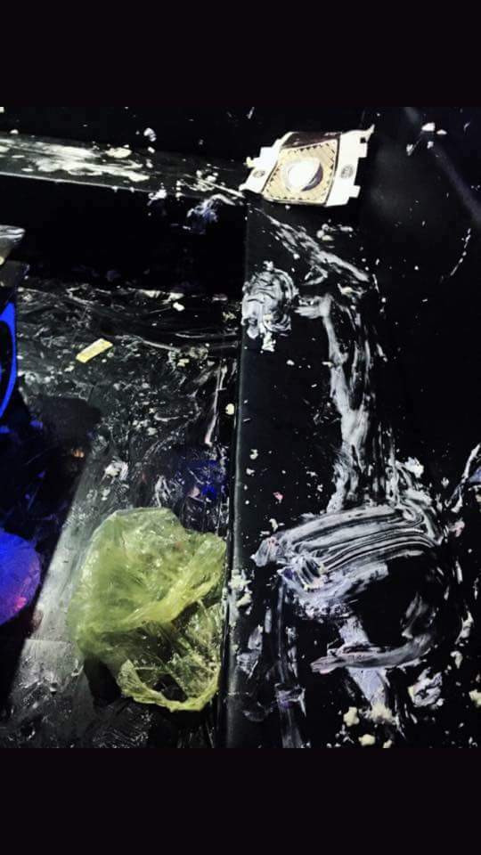 Nỗi lòng nhân viên quán Karaoke: Khi khách biến phòng hát thành lễ hội ném bánh kem thì phải làm gì?