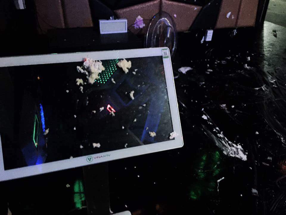 Nỗi lòng nhân viên quán Karaoke: Khi khách biến phòng hát thành lễ hội ném bánh kem thì phải làm gì?