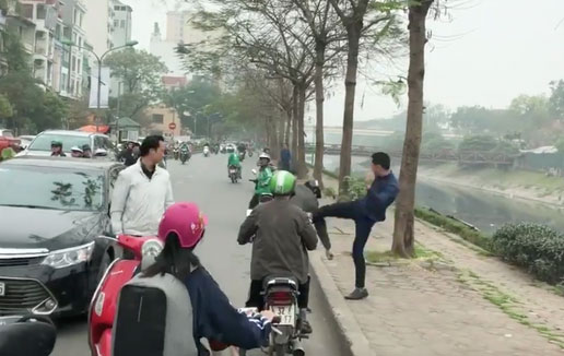 Hà Nội: Hai tài xế biến luôn thành võ sĩ MMA sau va chạm giao thông Hà Nội: Hai tài xế biến luôn thành võ sĩ MMA sau va chạm giao thông