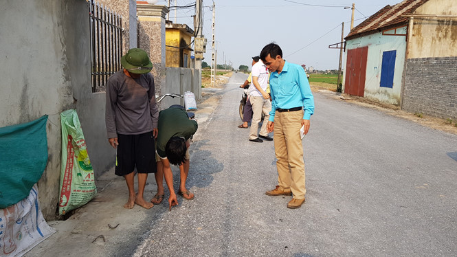 Dân tố đường 5 tỉ đồng thi công ẩu