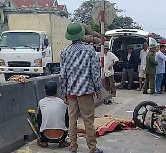 Xe khách tông liên hoàn 2 xe máy, 4 người thương vong