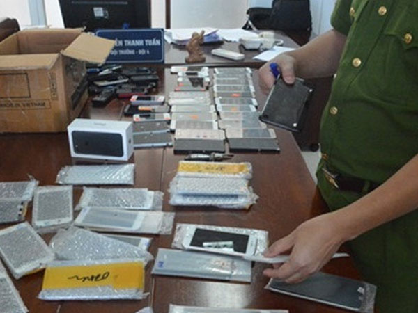 Nam hành khách mang 50 chiếc iPhone lên máy bay