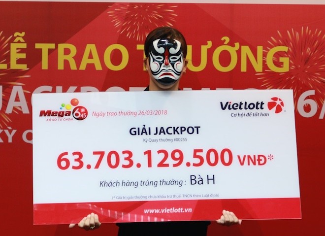 Nữ nhân viên văn phòng tay run run nhận jackpot 64 tỉ của Vietlott Nữ nhân viên văn phòng tay run run nhận jackpot 64 tỉ của Vietlott