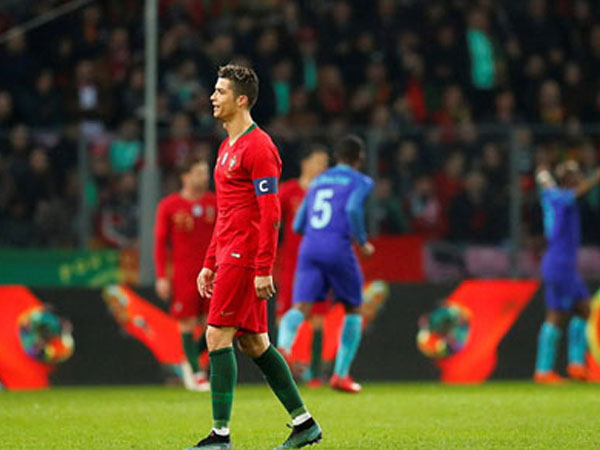 Ronaldo tịt ngòi, Bồ Đào Nha thua đậm Hà Lan