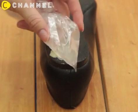 Mách mẹo gỡ kẹo cao su dính trên quần áo, giày dép cực nhanh bằng vài bước đơn giản