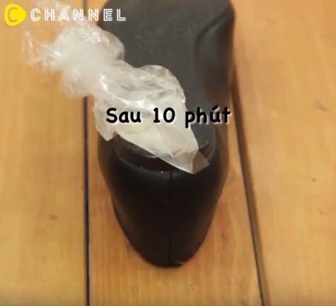 Mách mẹo gỡ kẹo cao su dính trên quần áo, giày dép cực nhanh bằng vài bước đơn giản