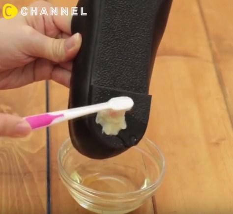 Mách mẹo gỡ kẹo cao su dính trên quần áo, giày dép cực nhanh bằng vài bước đơn giản