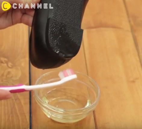 Mách mẹo gỡ kẹo cao su dính trên quần áo, giày dép cực nhanh bằng vài bước đơn giản