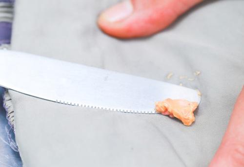 Mách mẹo gỡ kẹo cao su dính trên quần áo, giày dép cực nhanh bằng vài bước đơn giản