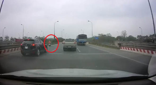 Người phụ nữ run rẩy, khóc lóc trên cao tốc và hành động nhận nghìn like của tài xế ô tô