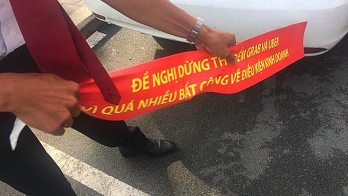 Uber bán mình cho Grab: Gom hết khách, bao sân tha hồ tăng giá