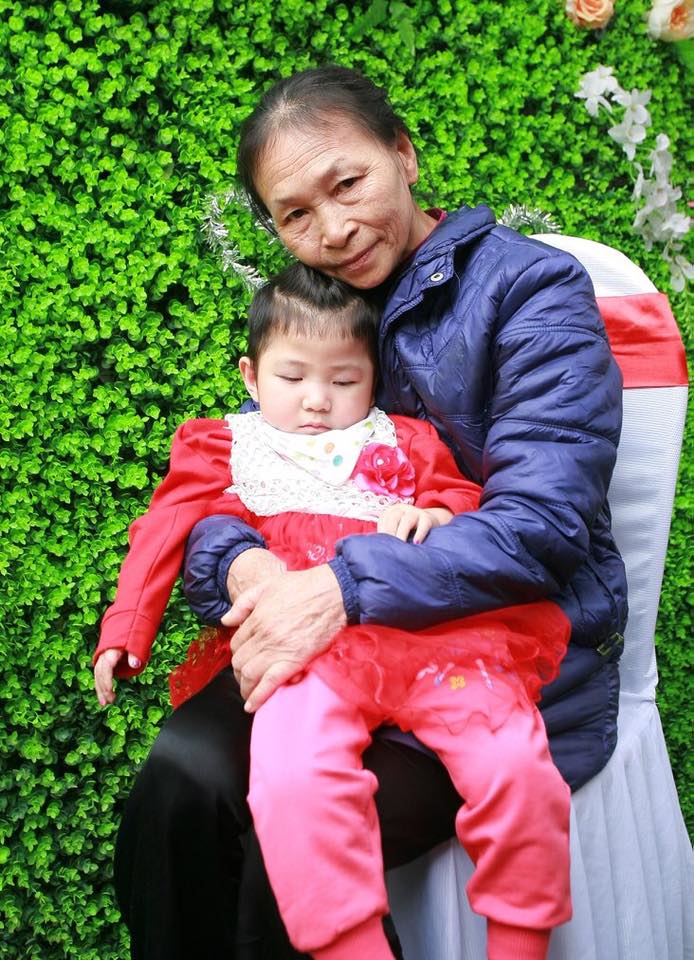 Bé gái Lào Cai suy dinh dưỡng ngày nào nay bụ bẫm trong lễ ăn hỏi của mẹ nuôi Bé gái Lào Cai suy dinh dưỡng ngày nào nay bụ bẫm trong lễ ăn hỏi của mẹ nuôi