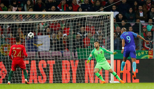 Ronaldo tịt ngòi, Bồ Đào Nha thua đậm Hà Lan