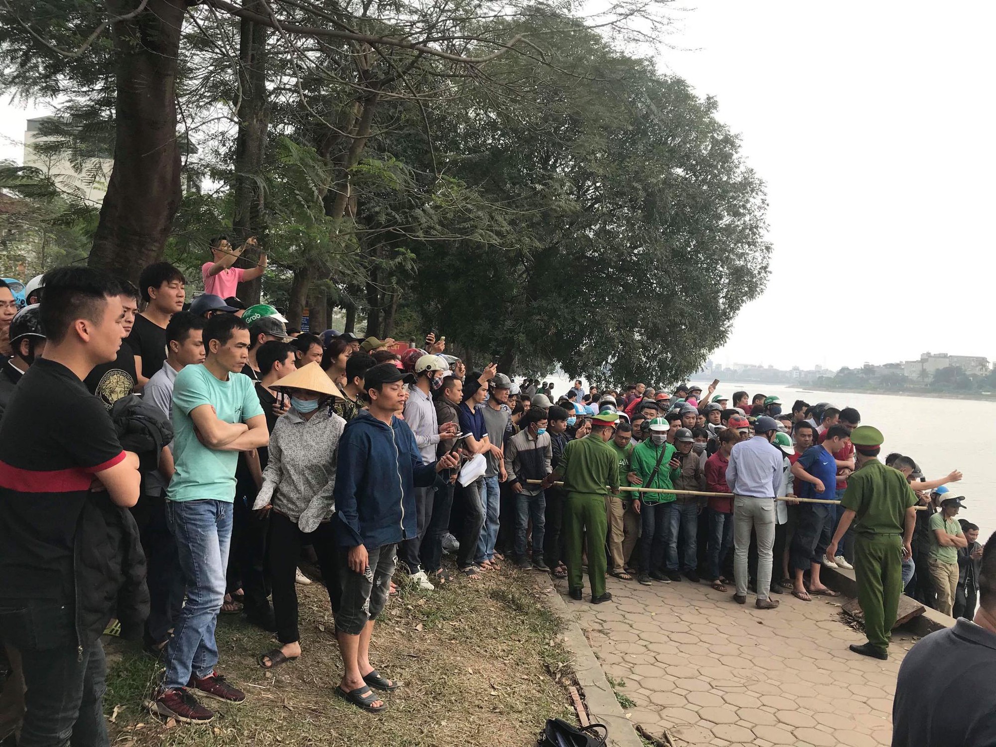 Hà Nội: Phát hiện thi thể nam giới nổi trên mặt hồ Linh Đàm