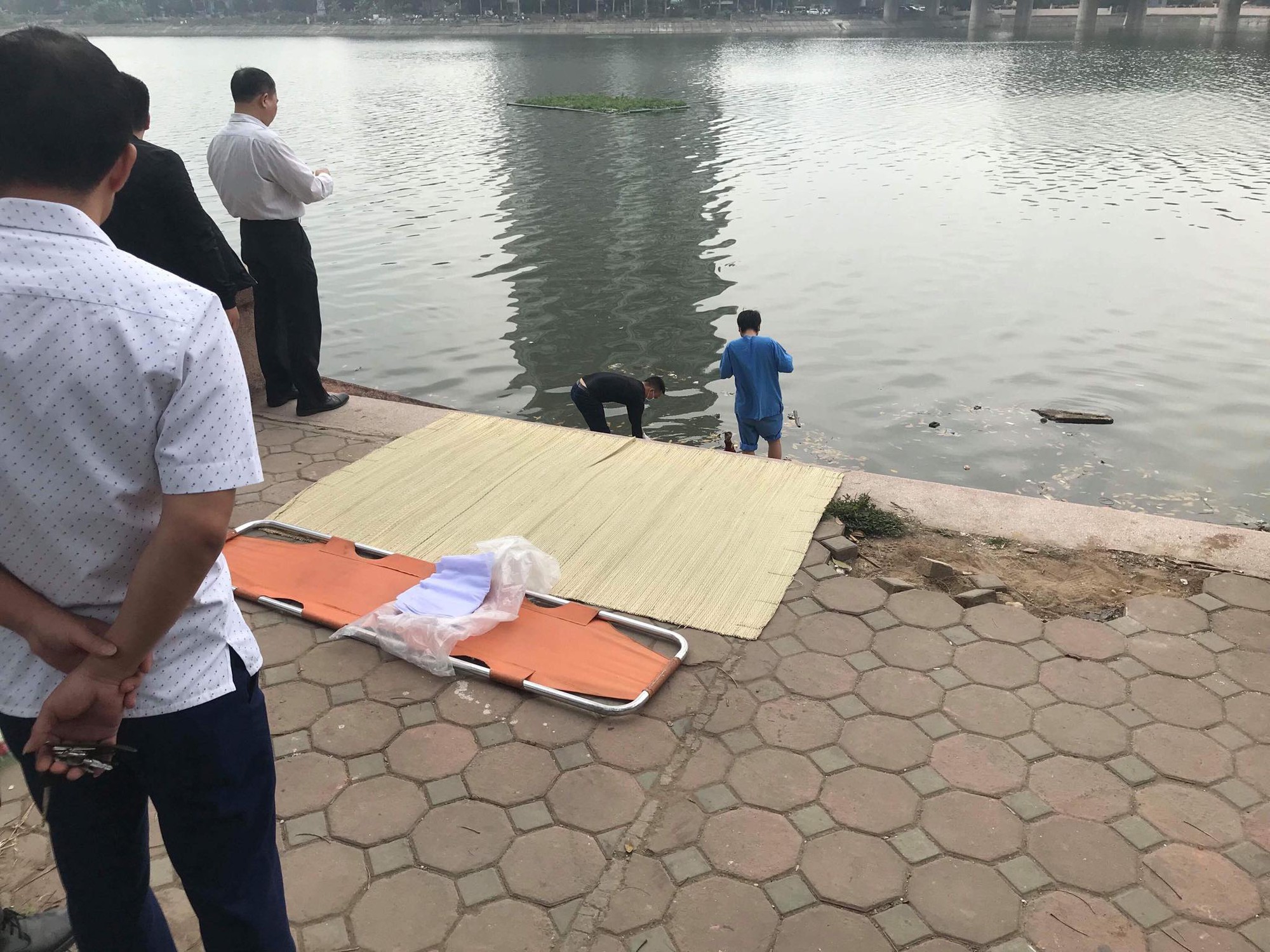 Hà Nội: Phát hiện thi thể nam giới nổi trên mặt hồ Linh Đàm