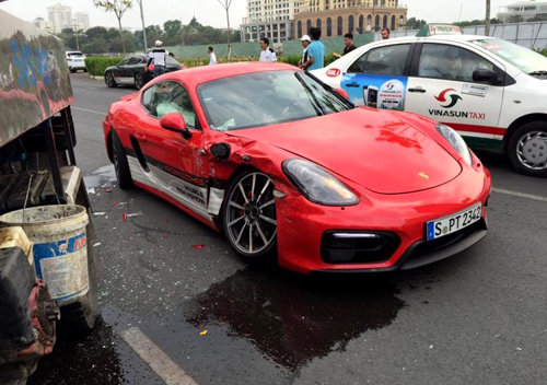 Tranh cãi về việc khách Việt phải đền gần 100 triệu khi đâm hỏng xe lái thử