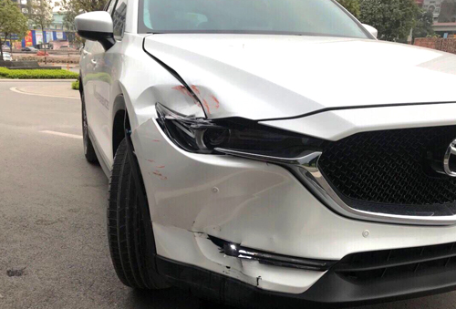 Tranh cãi về việc khách Việt phải đền gần 100 triệu khi đâm hỏng xe lái thử