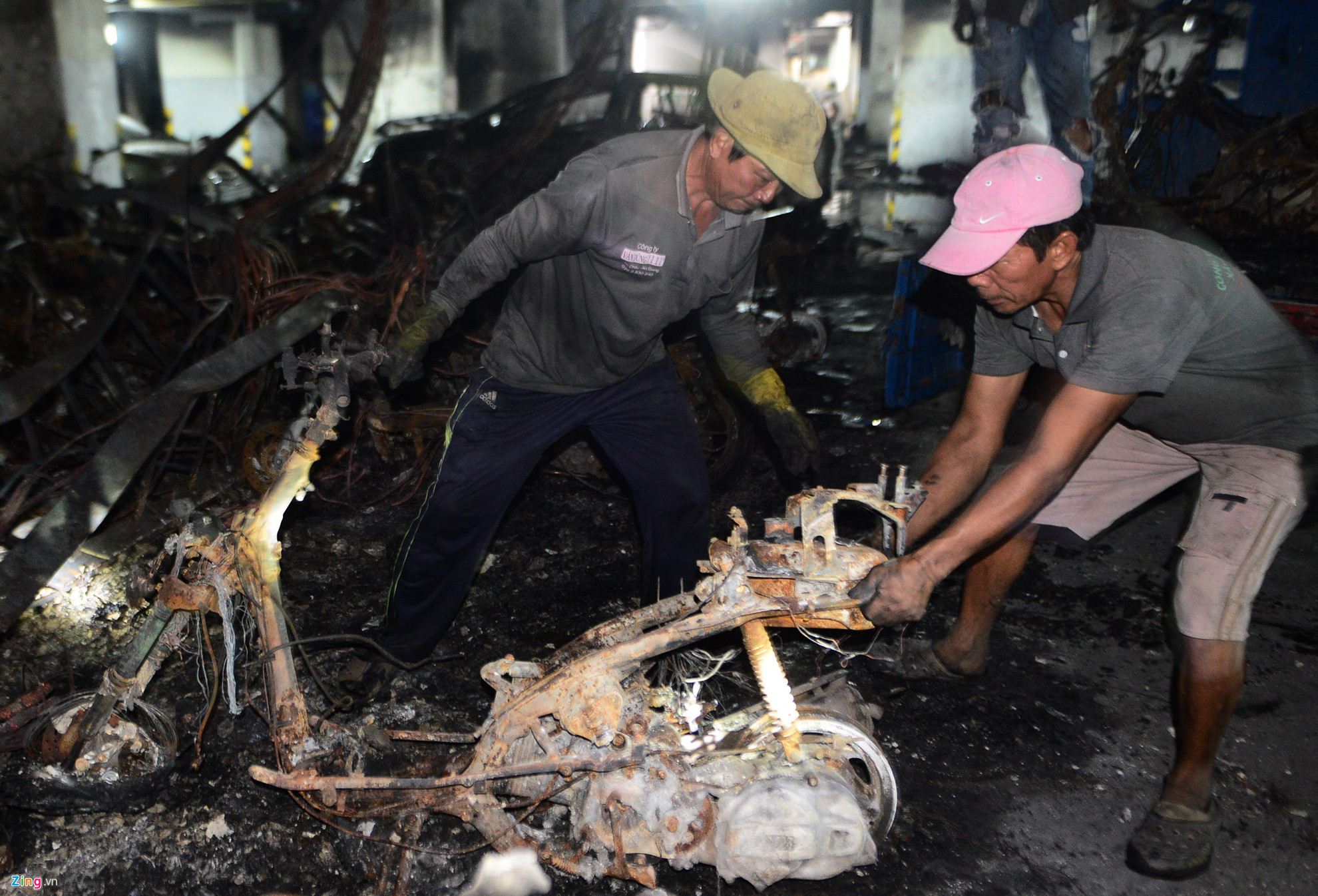 Video ảnh: Hàng trăm xe máy chất đống sau vụ cháy chung cư Carina Plaza