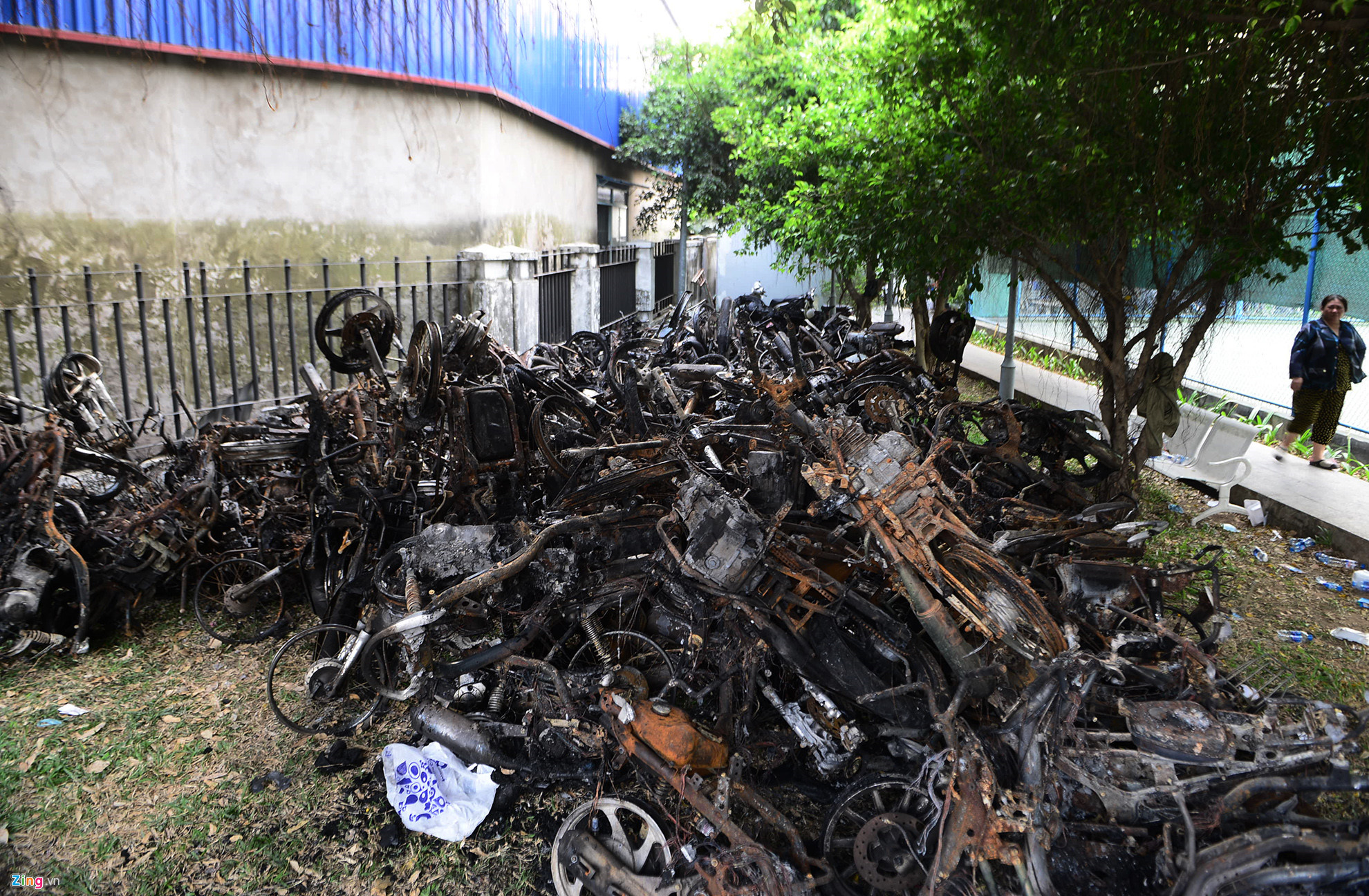 Video ảnh: Hàng trăm xe máy chất đống sau vụ cháy chung cư Carina Plaza