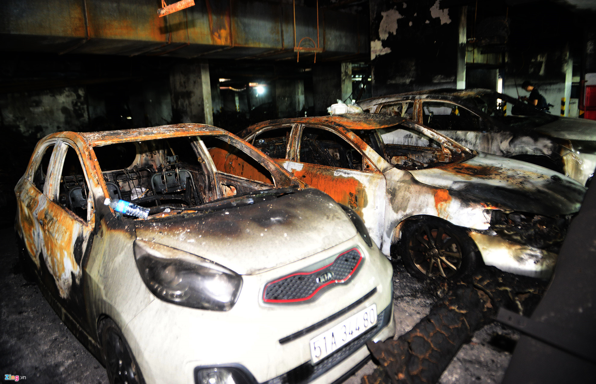 Video ảnh: Hàng trăm xe máy chất đống sau vụ cháy chung cư Carina Plaza