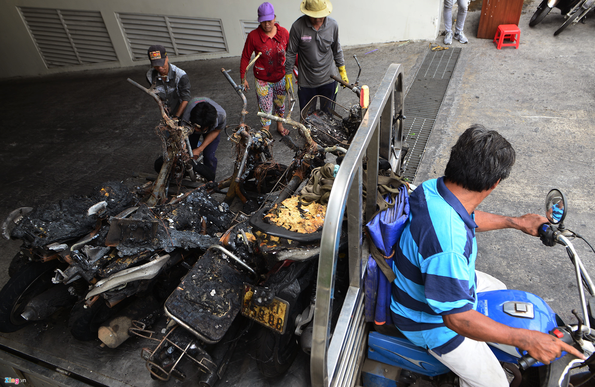 Video ảnh: Hàng trăm xe máy chất đống sau vụ cháy chung cư Carina Plaza