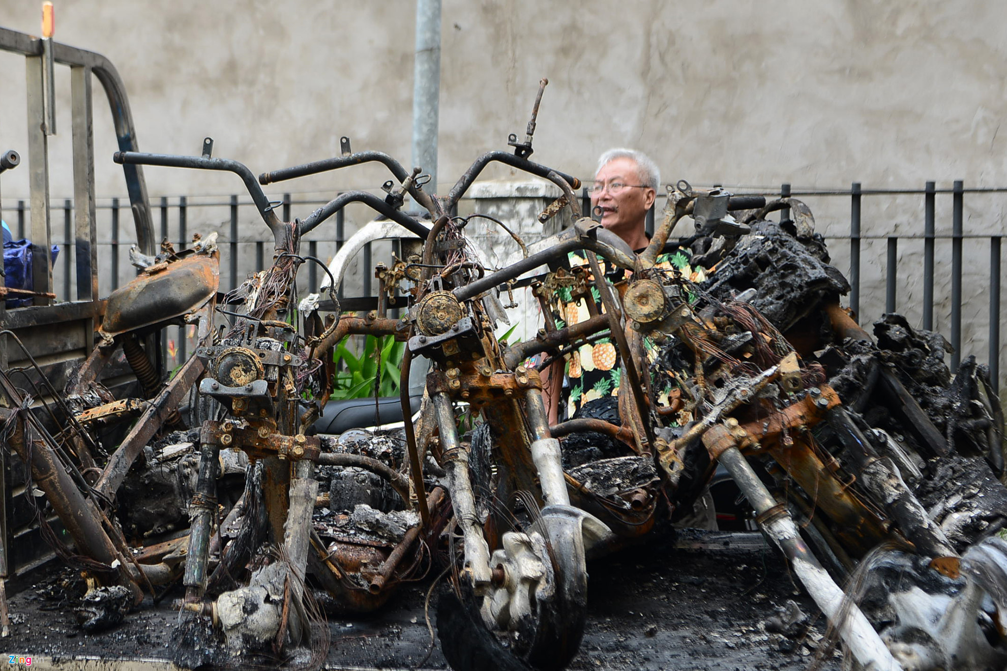 Video ảnh: Hàng trăm xe máy chất đống sau vụ cháy chung cư Carina Plaza