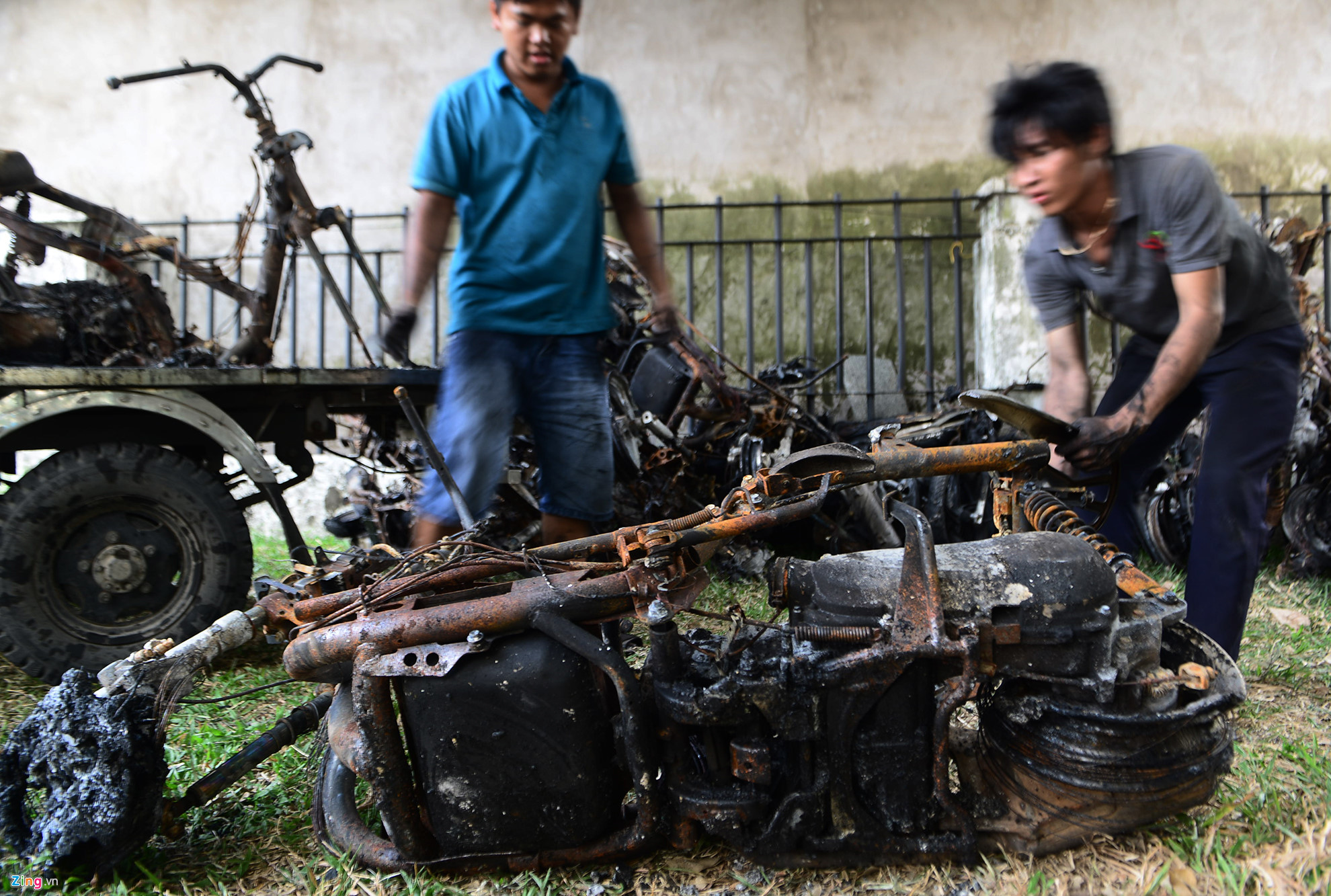 Video ảnh: Hàng trăm xe máy chất đống sau vụ cháy chung cư Carina Plaza
