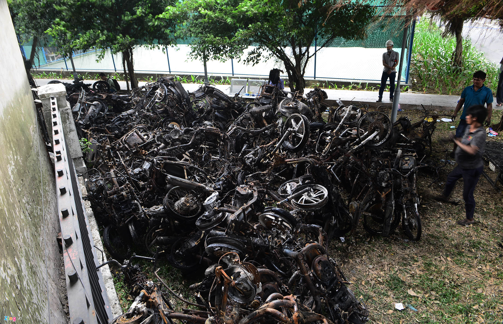 Video ảnh: Hàng trăm xe máy chất đống sau vụ cháy chung cư Carina Plaza