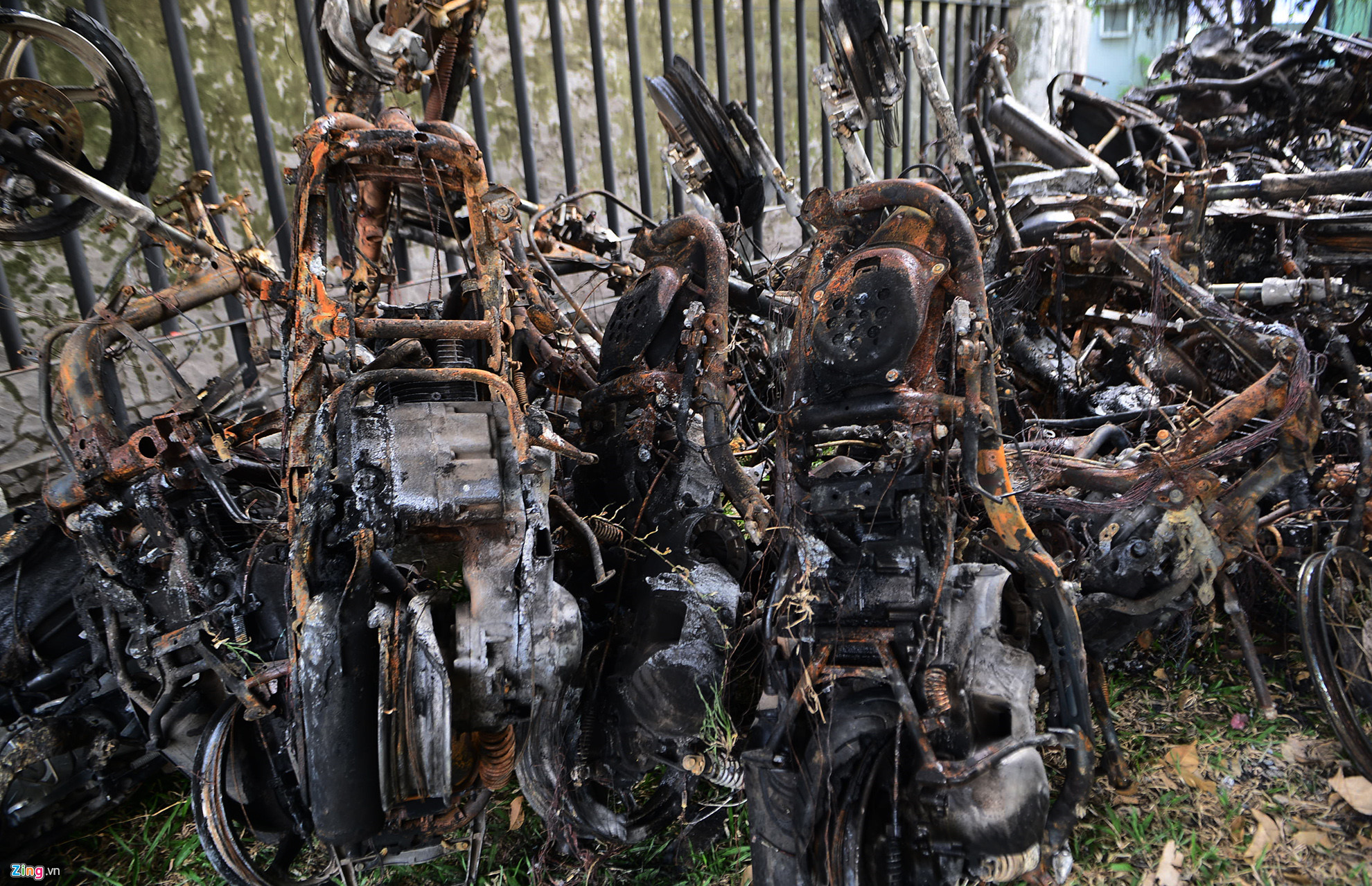 Video ảnh: Hàng trăm xe máy chất đống sau vụ cháy chung cư Carina Plaza