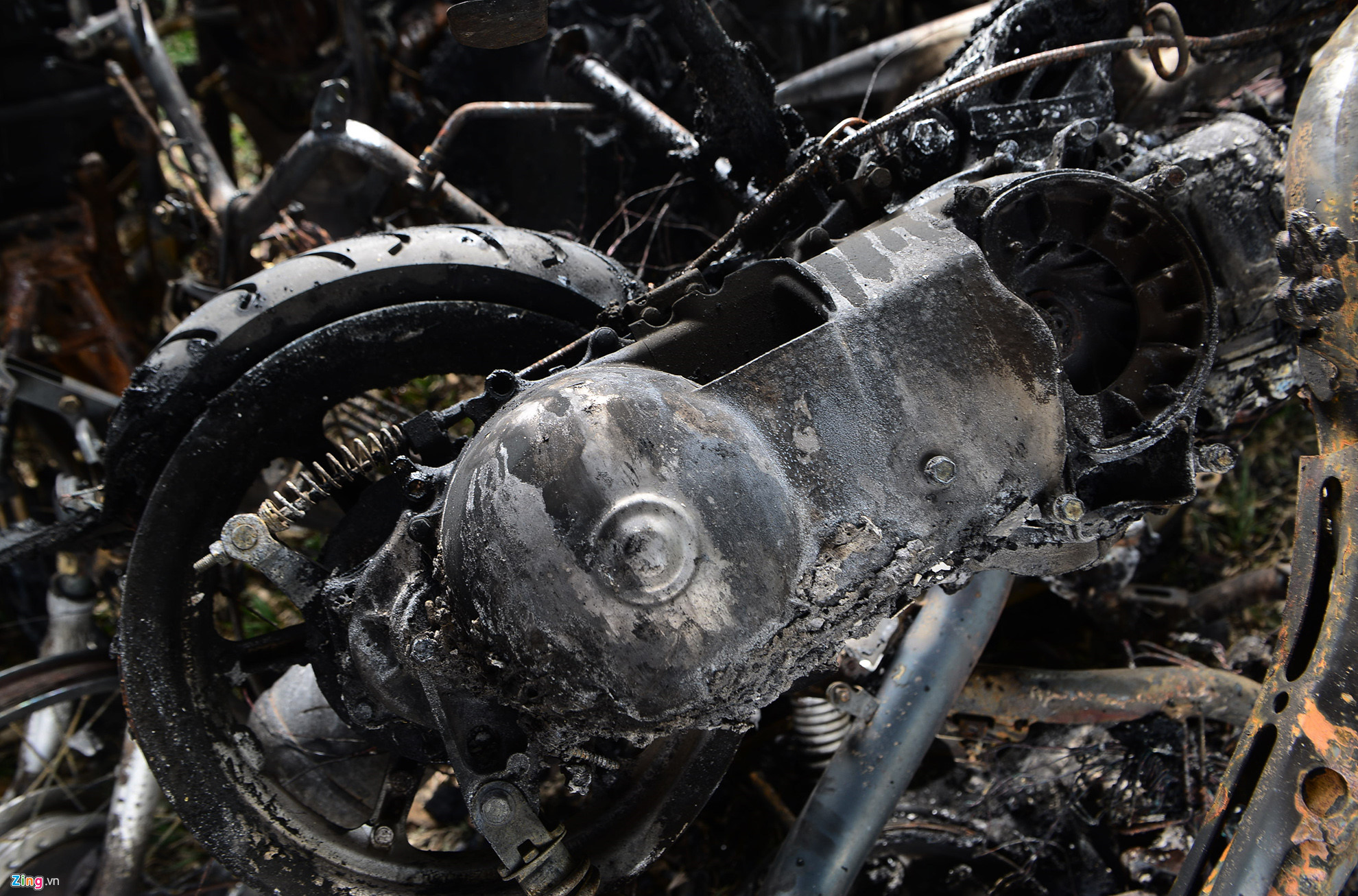 Video ảnh: Hàng trăm xe máy chất đống sau vụ cháy chung cư Carina Plaza