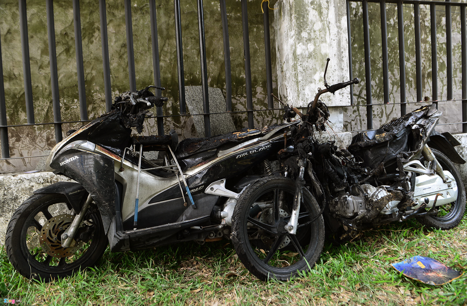 Video ảnh: Hàng trăm xe máy chất đống sau vụ cháy chung cư Carina Plaza