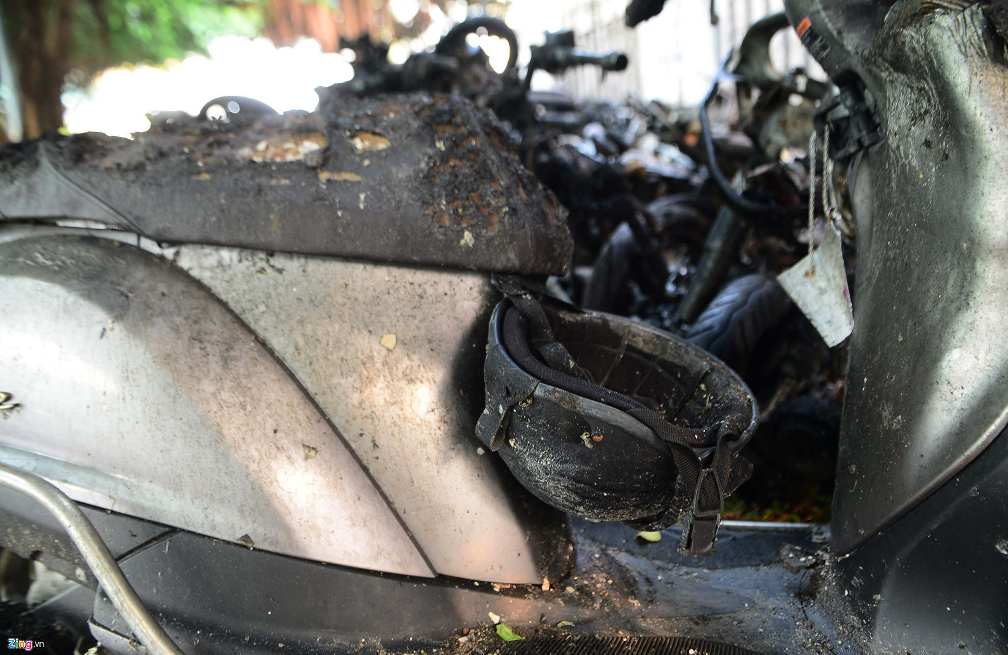 Video ảnh: Hàng trăm xe máy chất đống sau vụ cháy chung cư Carina Plaza