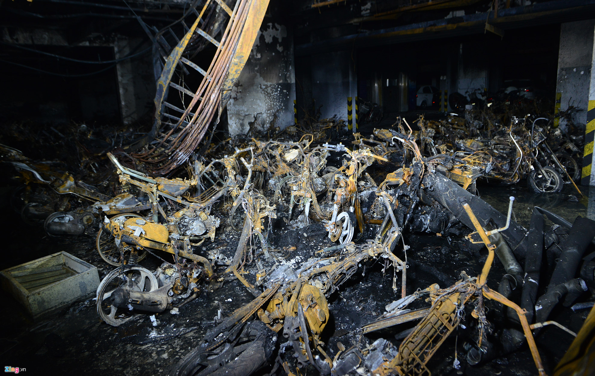 Video ảnh: Hàng trăm xe máy chất đống sau vụ cháy chung cư Carina Plaza