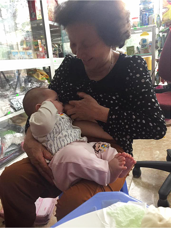 Bà nội cho cháu bú ti, mẹ chụp ảnh đem lên khoe khiến hội chị em tranh cãi nảy lửa