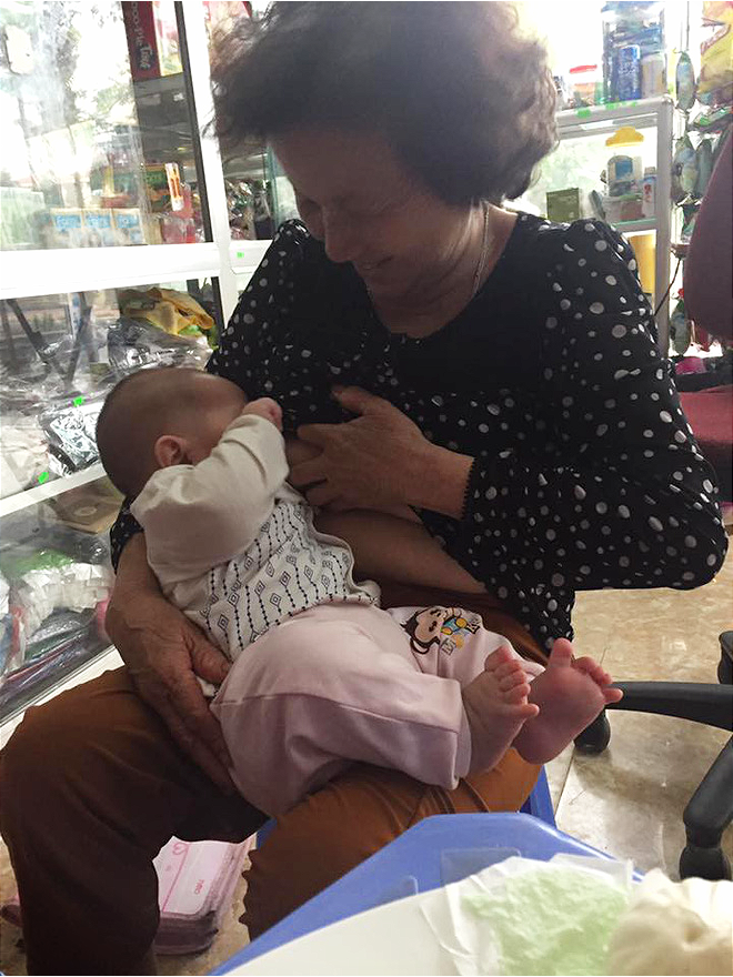 Bà nội cho cháu bú ti, mẹ chụp ảnh đem lên khoe khiến hội chị em tranh cãi nảy lửa