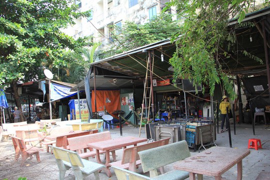 Ồ ạt tháo mái che, rào sắt sau vụ cháy chung cư Carina