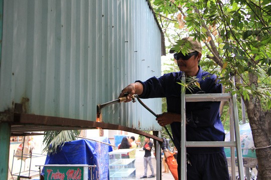 Ồ ạt tháo mái che, rào sắt sau vụ cháy chung cư Carina