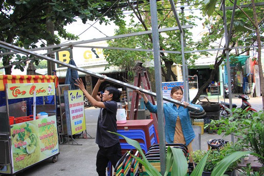 Ồ ạt tháo mái che, rào sắt sau vụ cháy chung cư Carina