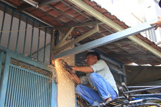 Ồ ạt tháo mái che, rào sắt sau vụ cháy chung cư Carina