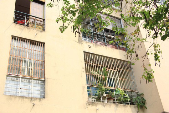 Ồ ạt tháo mái che, rào sắt sau vụ cháy chung cư Carina