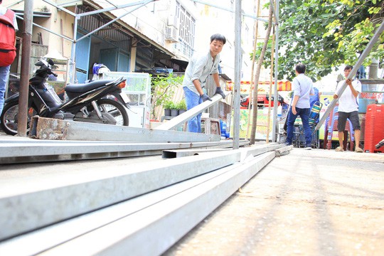 Ồ ạt tháo mái che, rào sắt sau vụ cháy chung cư Carina