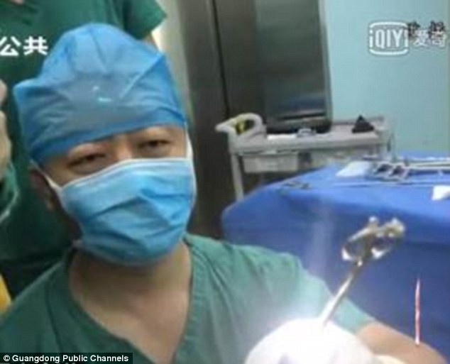 Vô tư đưa nhẫn đính hôn cho con gái 2 tuổi chơi, bà mẹ suýt lấy mạng con trong chốc lát Vô tư đưa nhẫn đính hôn cho con gái 2 tuổi chơi, bà mẹ suýt lấy mạng con trong chốc lát
