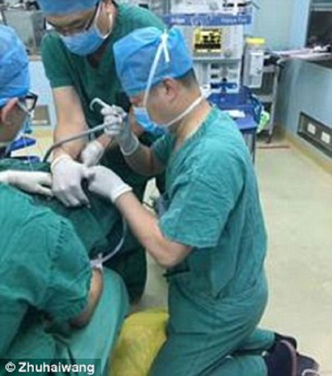 Vô tư đưa nhẫn đính hôn cho con gái 2 tuổi chơi, bà mẹ suýt lấy mạng con trong chốc lát Vô tư đưa nhẫn đính hôn cho con gái 2 tuổi chơi, bà mẹ suýt lấy mạng con trong chốc lát