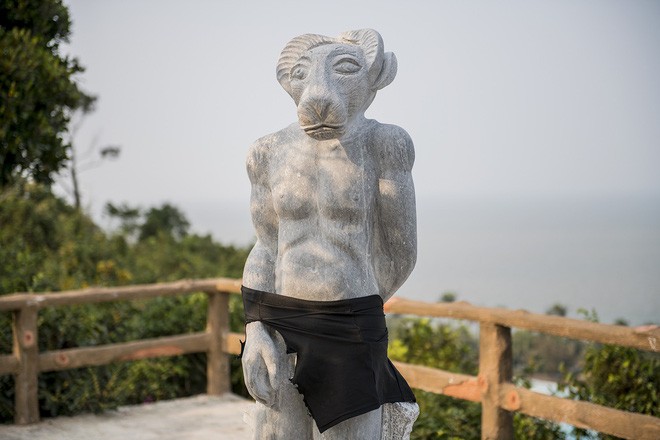 Cận cảnh dàn tượng 12 con giáp khỏa thân gây tranh cãi ở Đồ Sơn